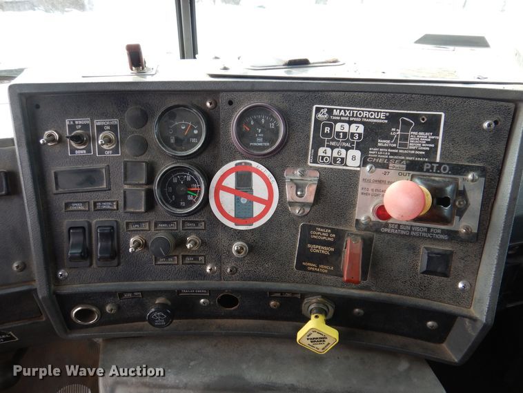 image for item IO9362 1995 Mack RD688S  pothole patcher truck