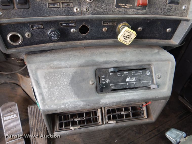 image for item IO9362 1995 Mack RD688S  pothole patcher truck