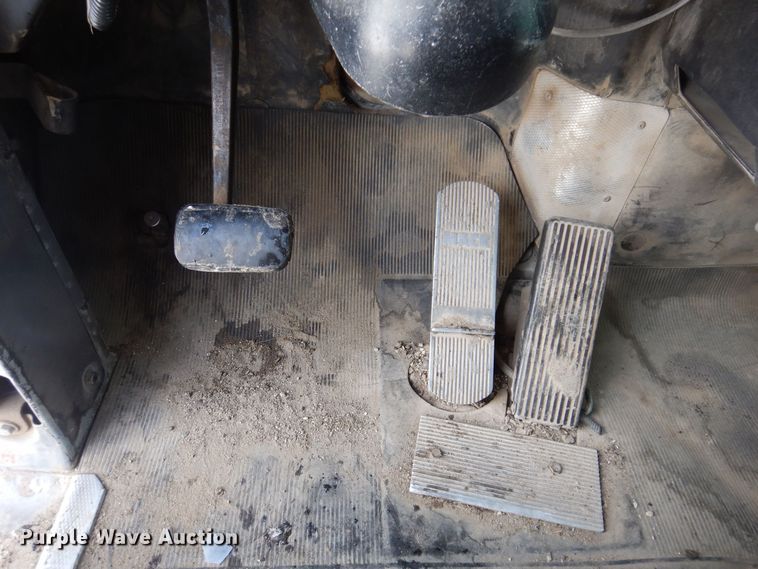 image for item IO9362 1995 Mack RD688S  pothole patcher truck