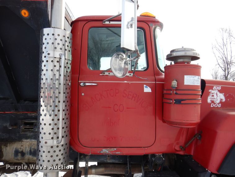 image for item IO9362 1995 Mack RD688S  pothole patcher truck