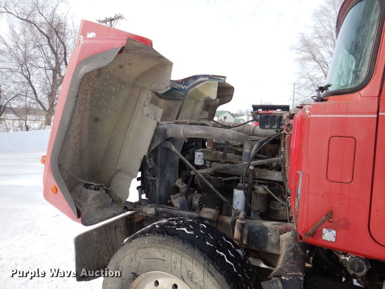 image for item IO9362 1995 Mack RD688S  pothole patcher truck