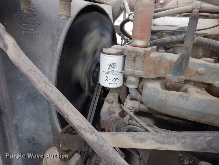 image for item IO9362 1995 Mack RD688S  pothole patcher truck