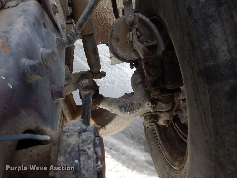 image for item IO9362 1995 Mack RD688S  pothole patcher truck