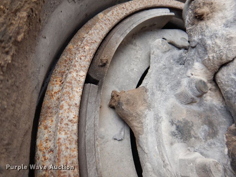 image for item IO9362 1995 Mack RD688S  pothole patcher truck