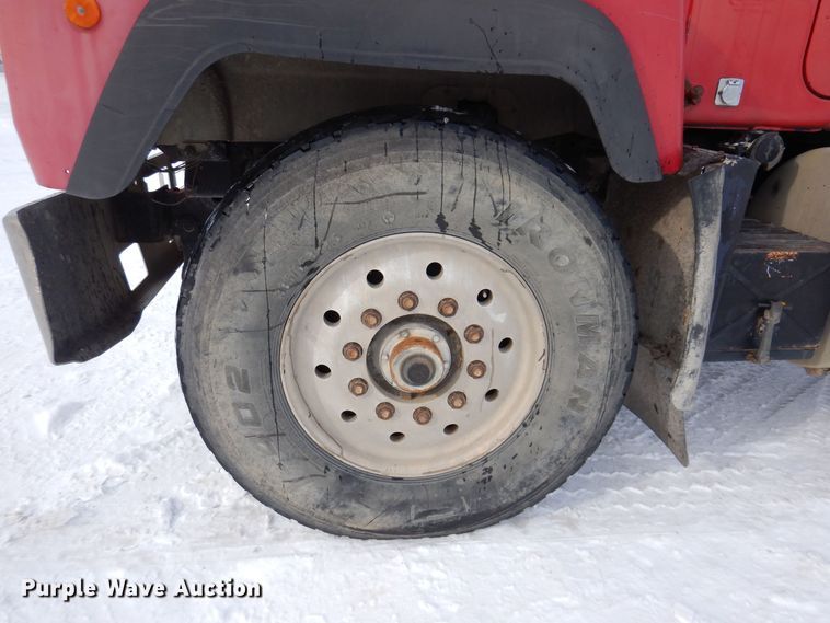 image for item IO9362 1995 Mack RD688S  pothole patcher truck