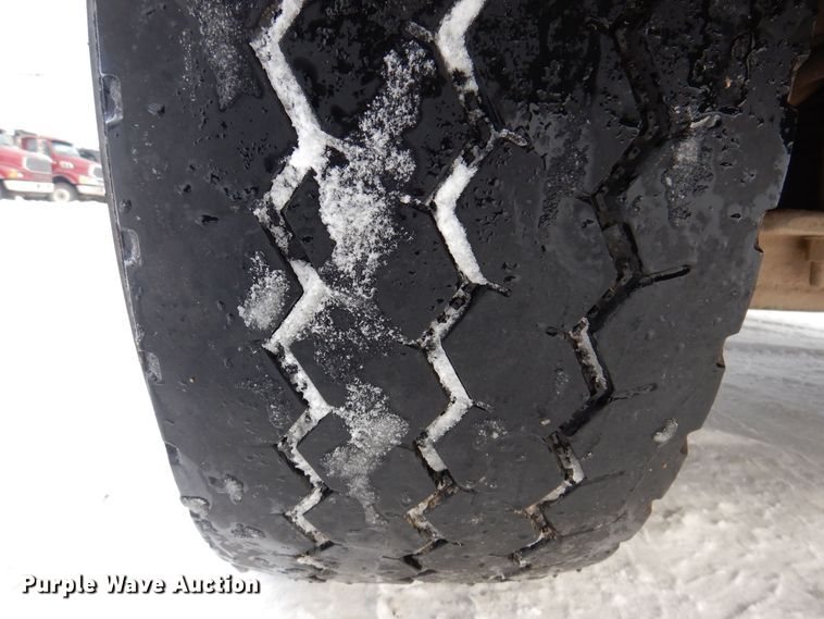 image for item IO9362 1995 Mack RD688S  pothole patcher truck