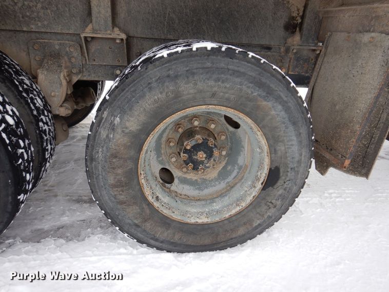 image for item IO9362 1995 Mack RD688S  pothole patcher truck