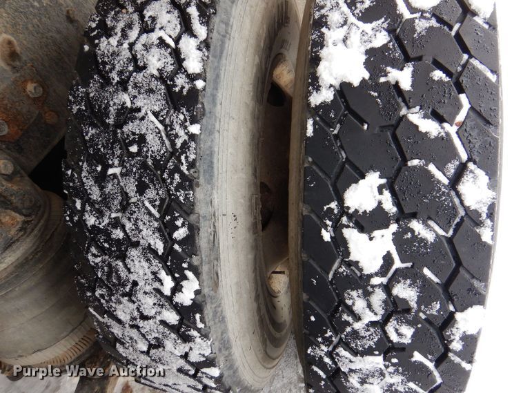 image for item IO9362 1995 Mack RD688S  pothole patcher truck