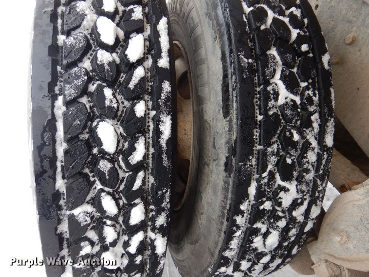 image for item IO9362 1995 Mack RD688S  pothole patcher truck