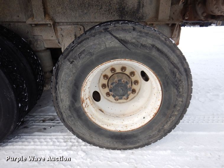 image for item IO9362 1995 Mack RD688S  pothole patcher truck