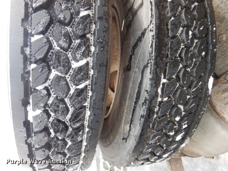 image for item IO9362 1995 Mack RD688S  pothole patcher truck