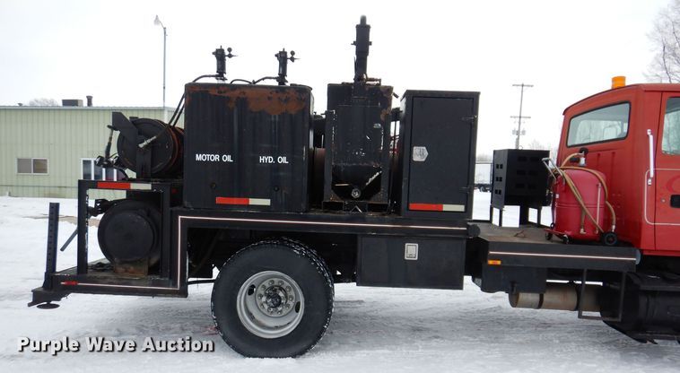 image for item IO9363 1991 Ford L7000  fuel / lube truck