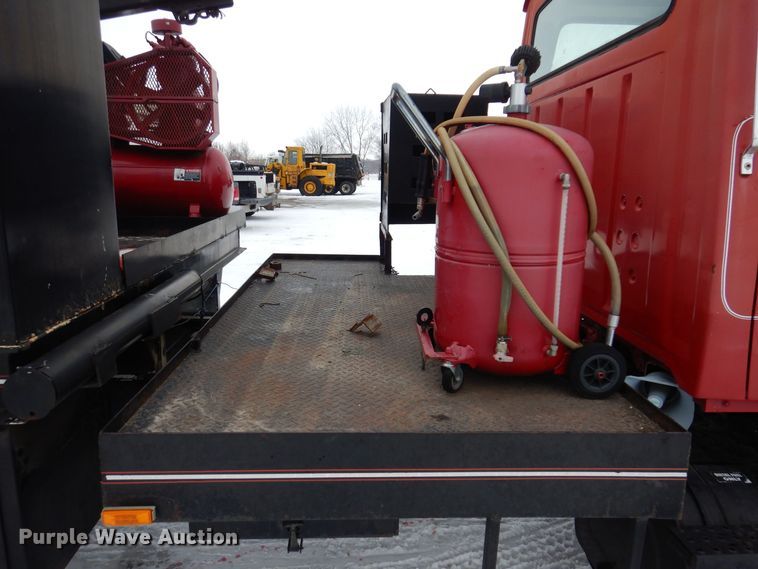 image for item IO9363 1991 Ford L7000  fuel / lube truck