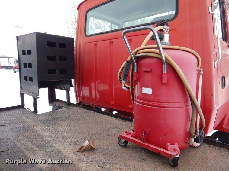 image for item IO9363 1991 Ford L7000  fuel / lube truck