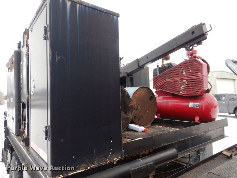 image for item IO9363 1991 Ford L7000  fuel / lube truck