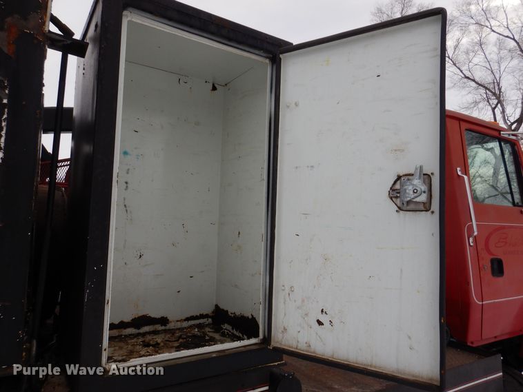 image for item IO9363 1991 Ford L7000  fuel / lube truck