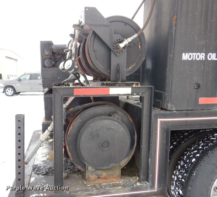 image for item IO9363 1991 Ford L7000  fuel / lube truck