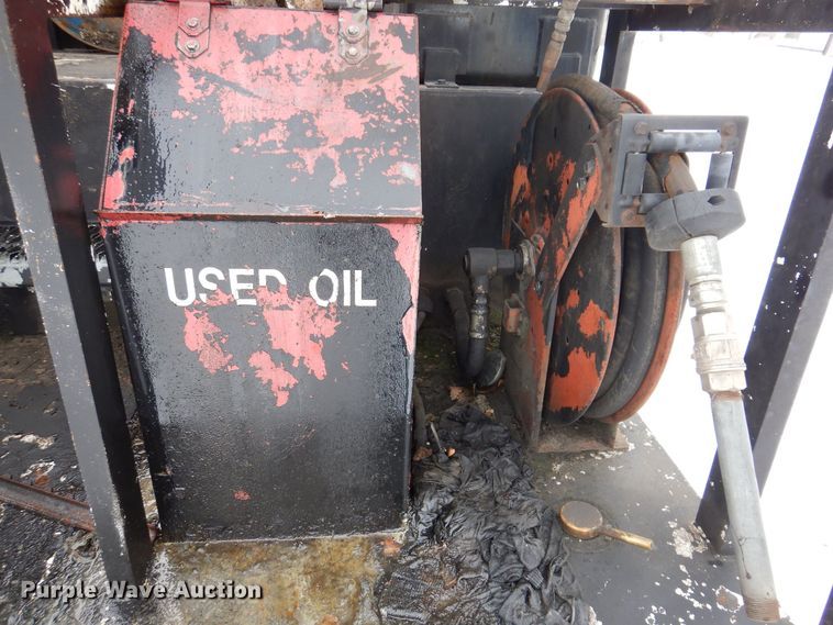 image for item IO9363 1991 Ford L7000  fuel / lube truck