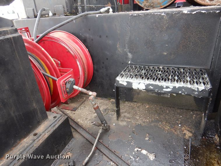 image for item IO9363 1991 Ford L7000  fuel / lube truck