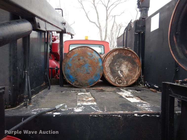 image for item IO9363 1991 Ford L7000  fuel / lube truck