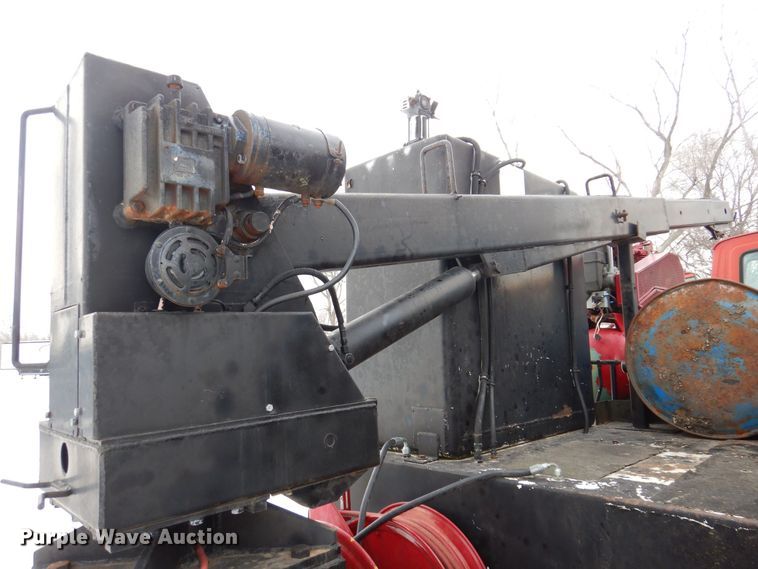 image for item IO9363 1991 Ford L7000  fuel / lube truck