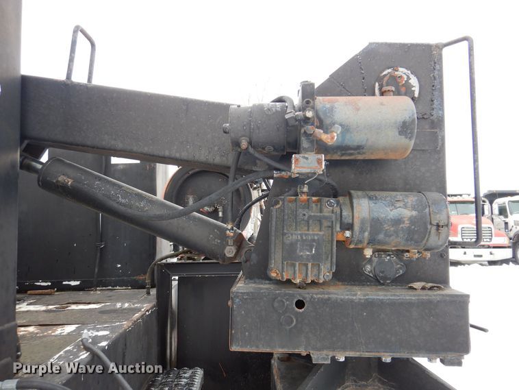 image for item IO9363 1991 Ford L7000  fuel / lube truck