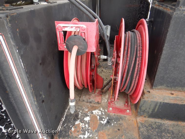 image for item IO9363 1991 Ford L7000  fuel / lube truck