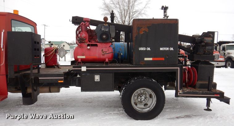 image for item IO9363 1991 Ford L7000  fuel / lube truck