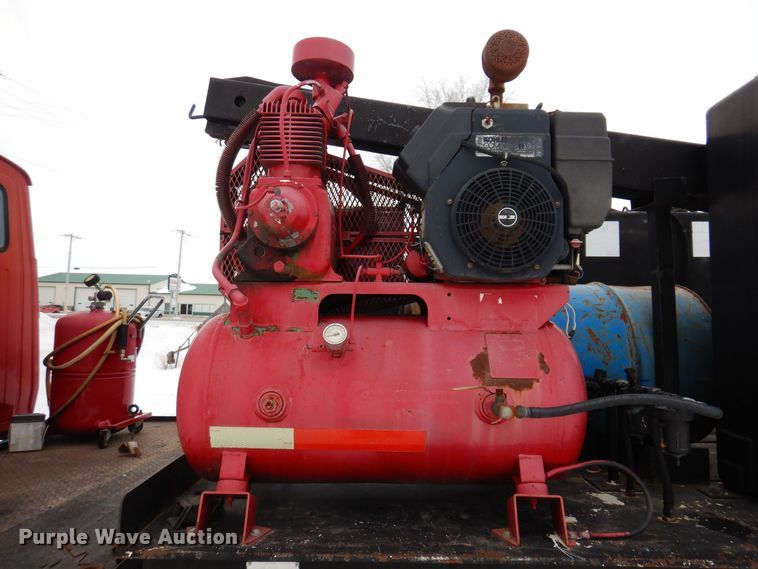 image for item IO9363 1991 Ford L7000  fuel / lube truck