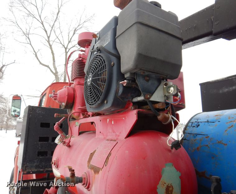 image for item IO9363 1991 Ford L7000  fuel / lube truck