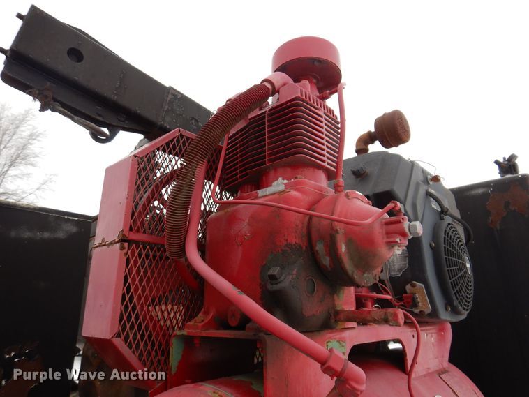 image for item IO9363 1991 Ford L7000  fuel / lube truck