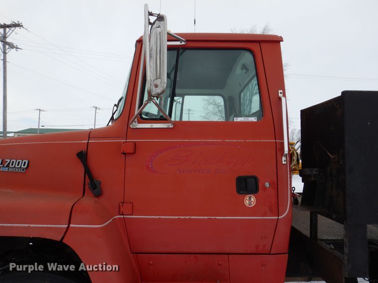 image for item IO9363 1991 Ford L7000  fuel / lube truck