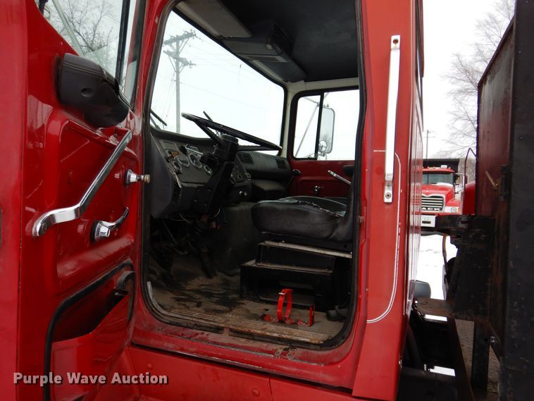 image for item IO9363 1991 Ford L7000  fuel / lube truck