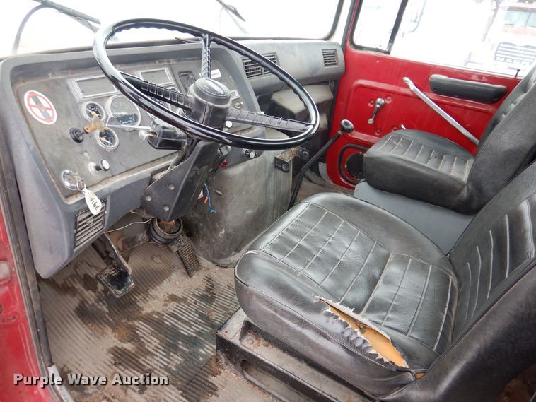 image for item IO9363 1991 Ford L7000  fuel / lube truck