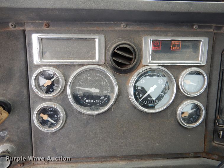 image for item IO9363 1991 Ford L7000  fuel / lube truck