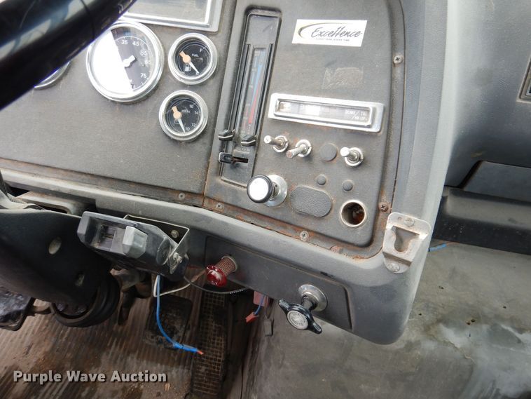 image for item IO9363 1991 Ford L7000  fuel / lube truck