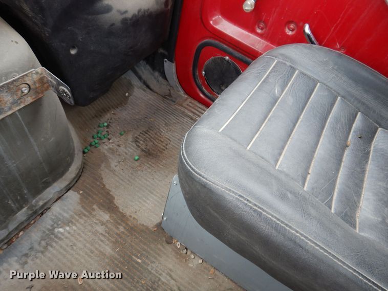 image for item IO9363 1991 Ford L7000  fuel / lube truck