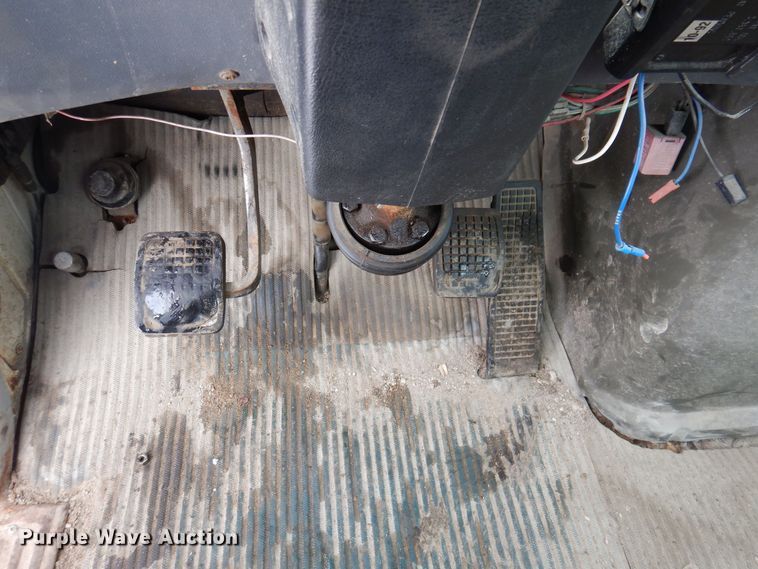 image for item IO9363 1991 Ford L7000  fuel / lube truck