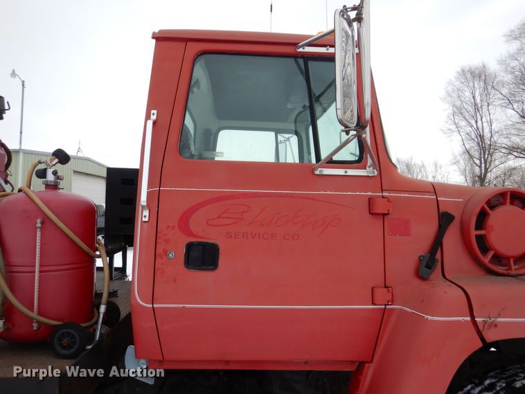 image for item IO9363 1991 Ford L7000  fuel / lube truck