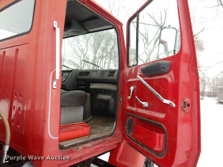 image for item IO9363 1991 Ford L7000  fuel / lube truck