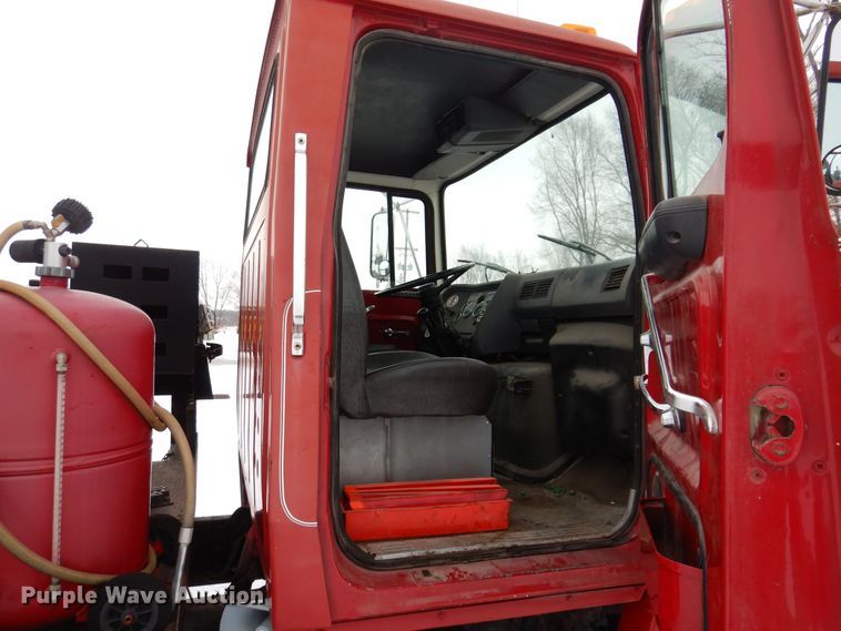 image for item IO9363 1991 Ford L7000  fuel / lube truck