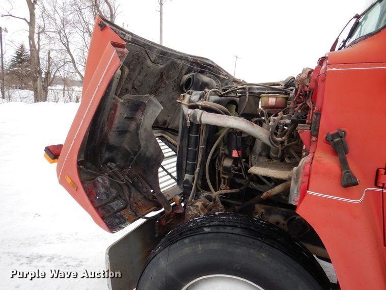 image for item IO9363 1991 Ford L7000  fuel / lube truck