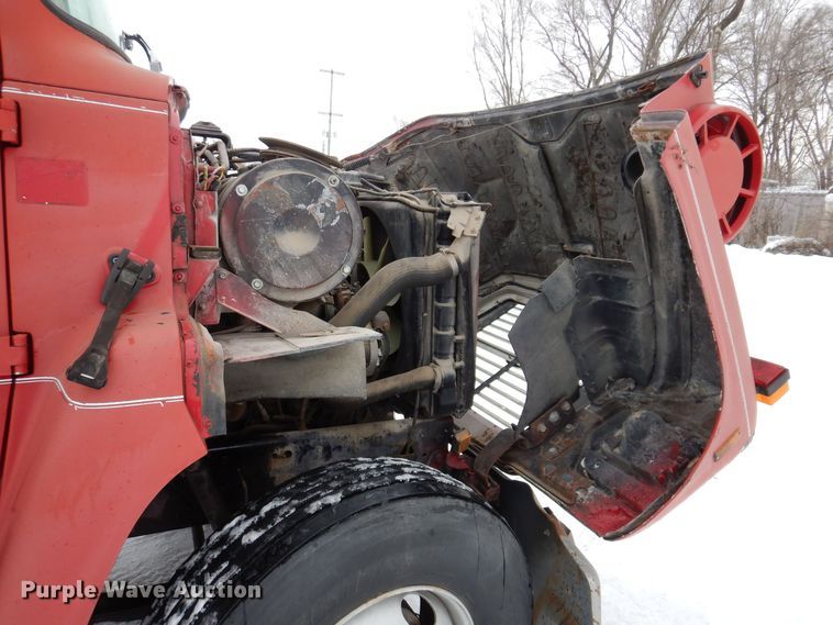 image for item IO9363 1991 Ford L7000  fuel / lube truck