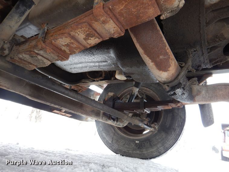 image for item IO9363 1991 Ford L7000  fuel / lube truck