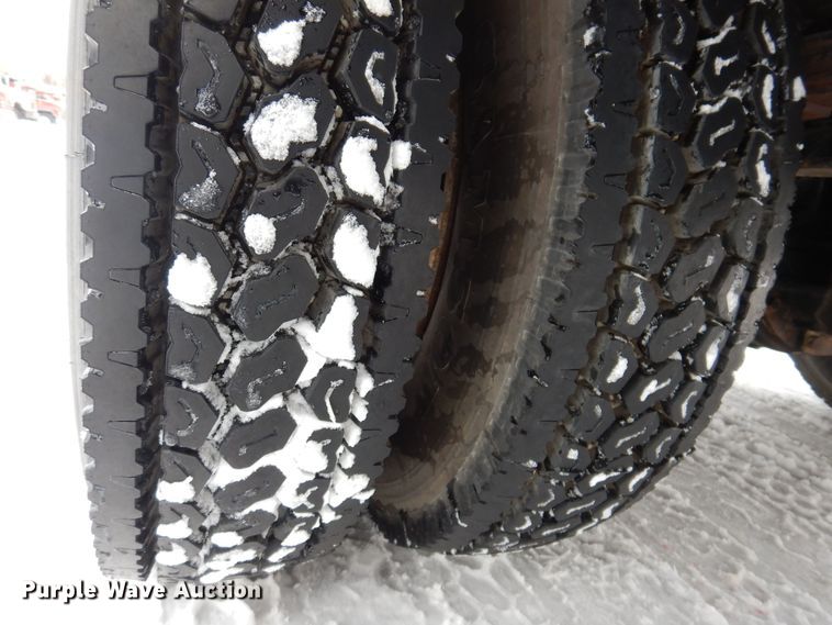 image for item IO9363 1991 Ford L7000  fuel / lube truck