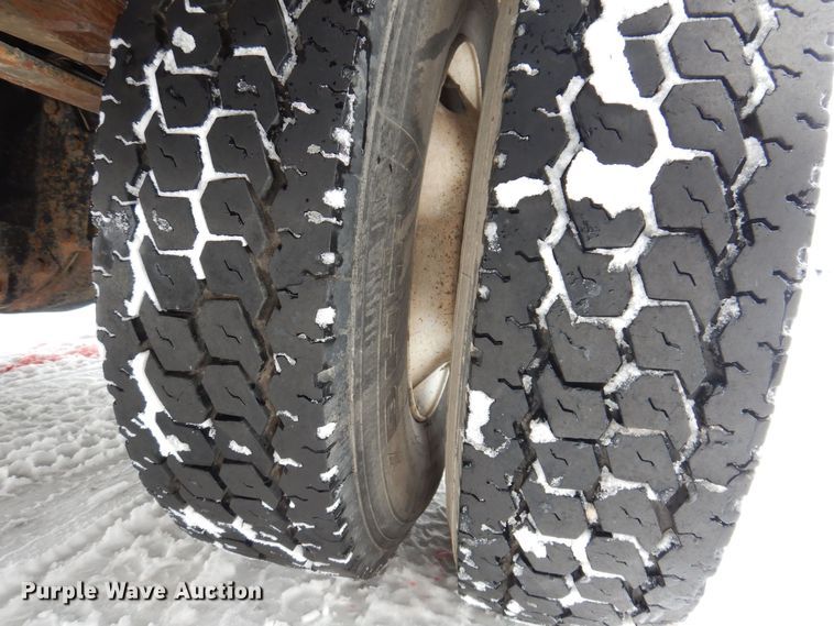 image for item IO9363 1991 Ford L7000  fuel / lube truck