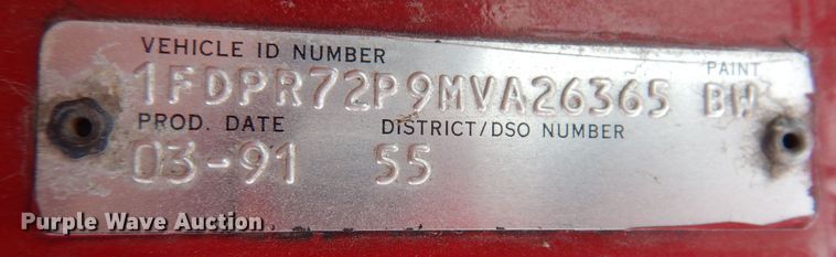 image for item IO9363 1991 Ford L7000  fuel / lube truck