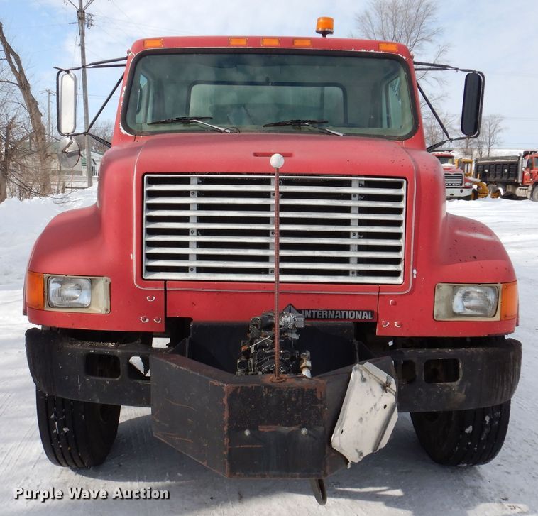 image for item IO9364 1996 International 4700  oil distributor truck