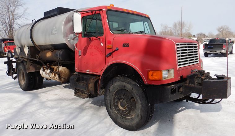 image for item IO9364 1996 International 4700  oil distributor truck