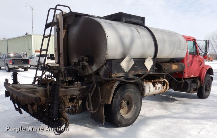 image for item IO9364 1996 International 4700  oil distributor truck